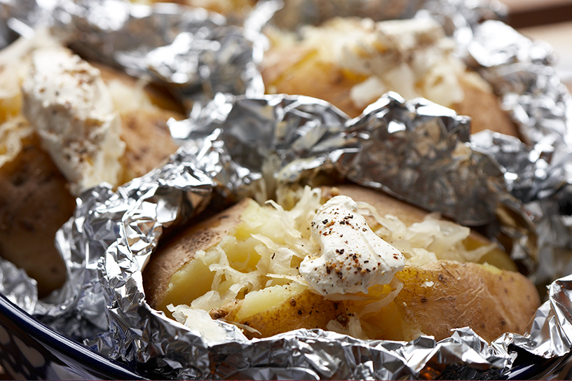 Gepofte aardappel in zilverfolie